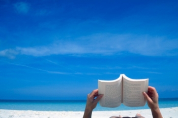 Vacanze: cosa leggere sotto l’ombrellone?